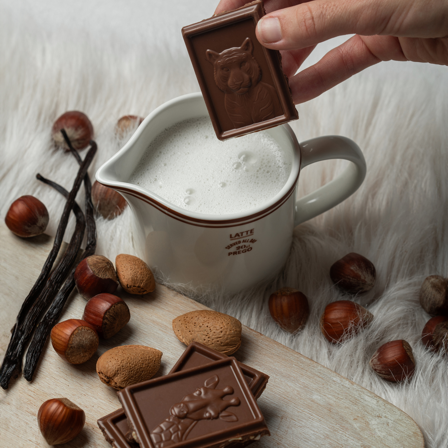 Une recette de chocolat au lait aux noisettes et amandes très lactée et fondante