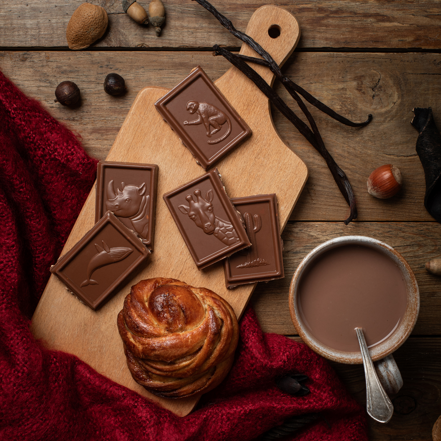 Un goûter chaleureux et réconfortant avec du chocolat Merveilles du Monde, une brioche et un chocolat chaud.