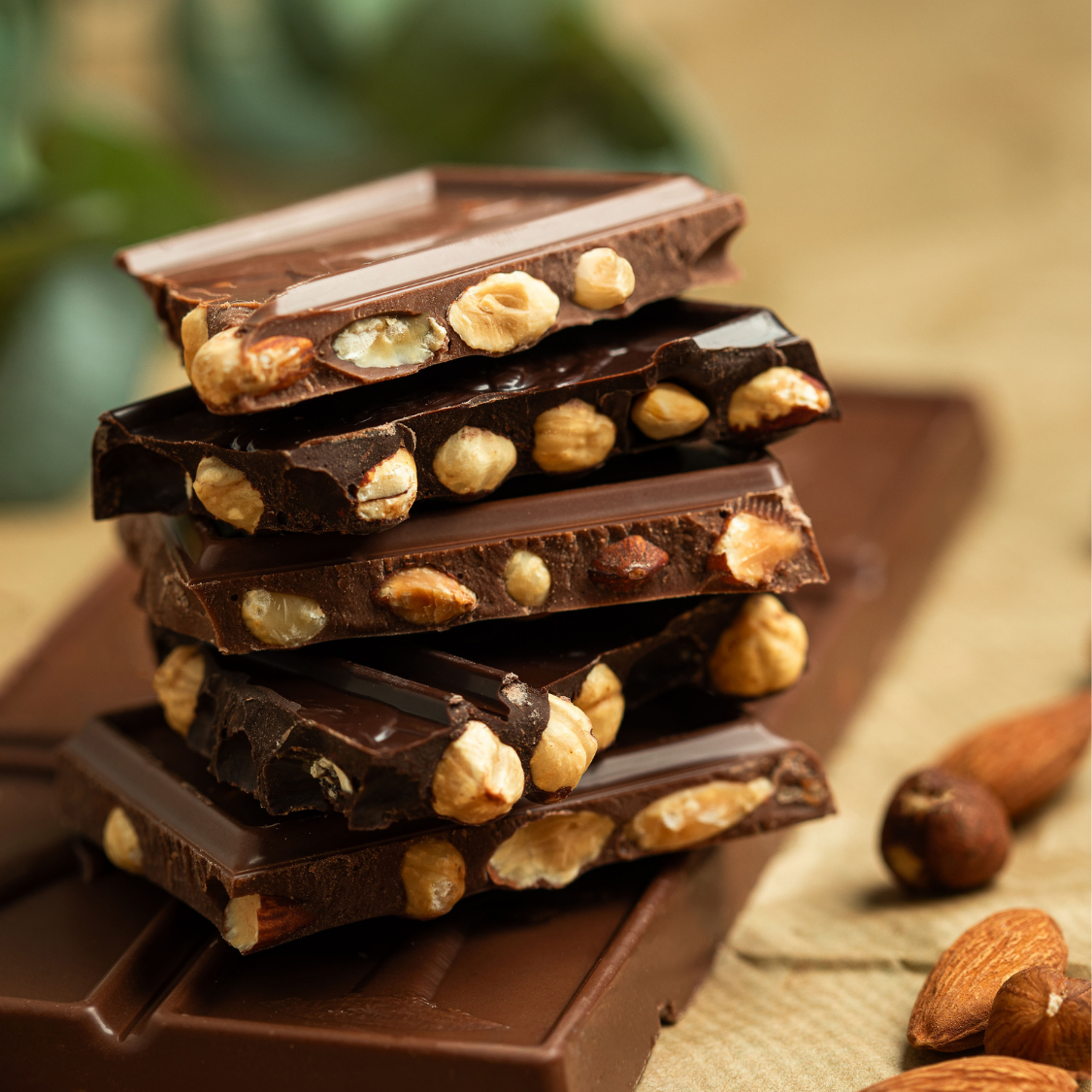 
                  
                    De délicieux carreaux de chocolat au lait et noir aux noisettes et amandes entières 
                  
                