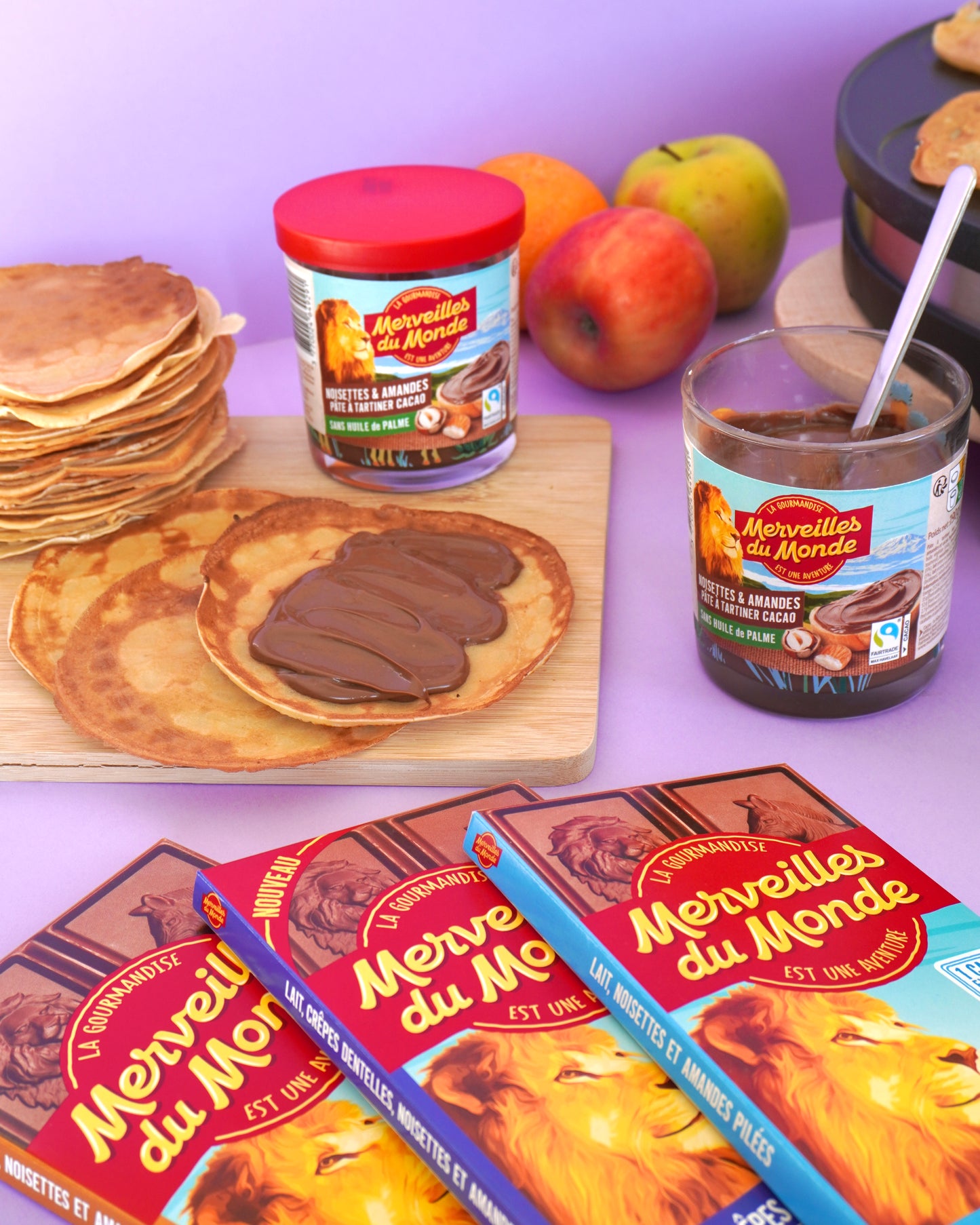 Un délicieux goûter pour la chandeleur avec des crêpes de la pâte à tartiner onctueuse et des tablettes de chocolat au lait Merveilles du Monde