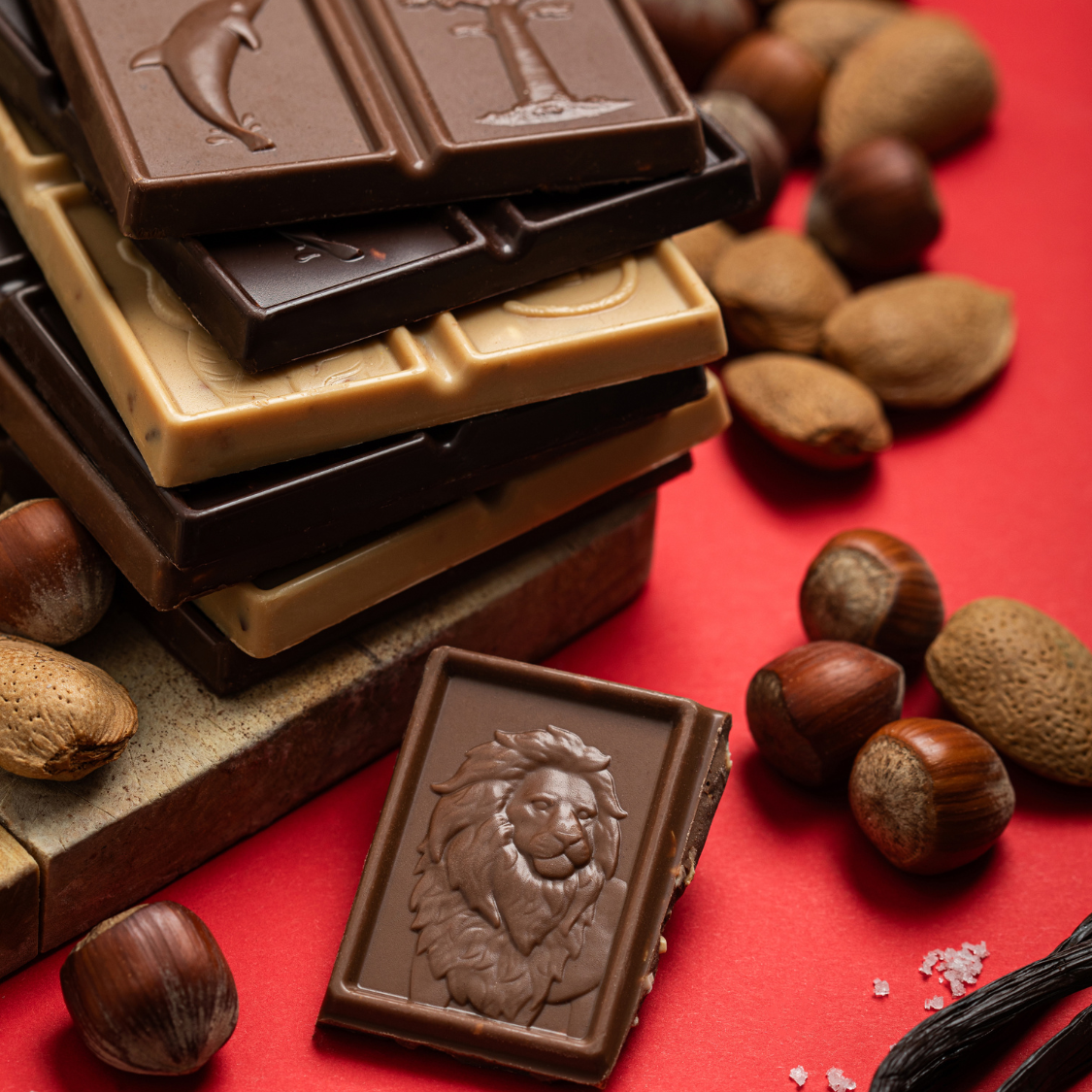 Gamme de tablettes de chocolat Merveilles du Monde aux noisettes et amandes pilées, et jolis coffrets à offrir pour petits et grands gourmands.