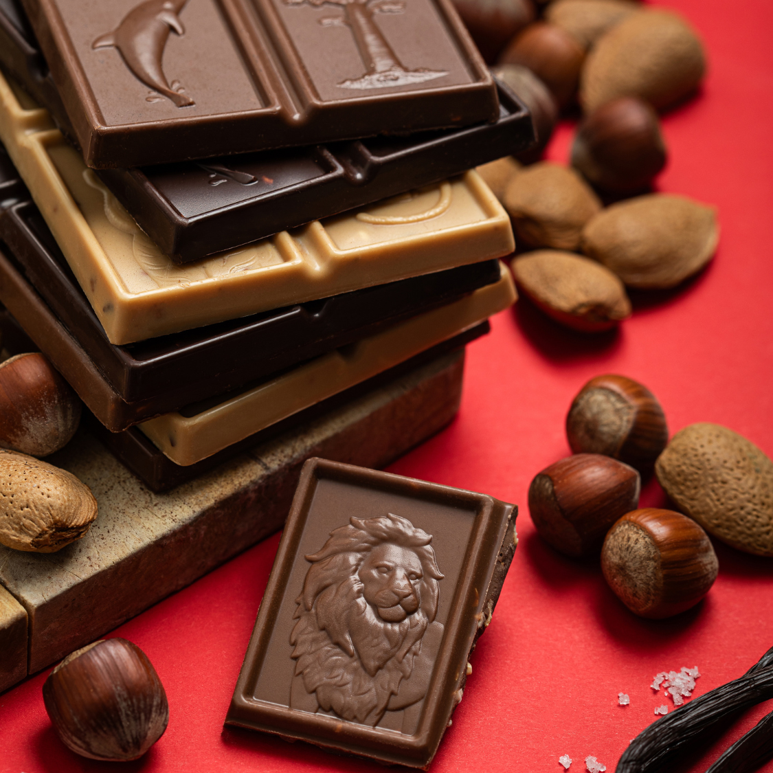 
                  
                    Gamme de tablettes de chocolat Merveilles du Monde aux noisettes et amandes pilées, et jolis coffrets à offrir pour petits et grands gourmands.
                  
                