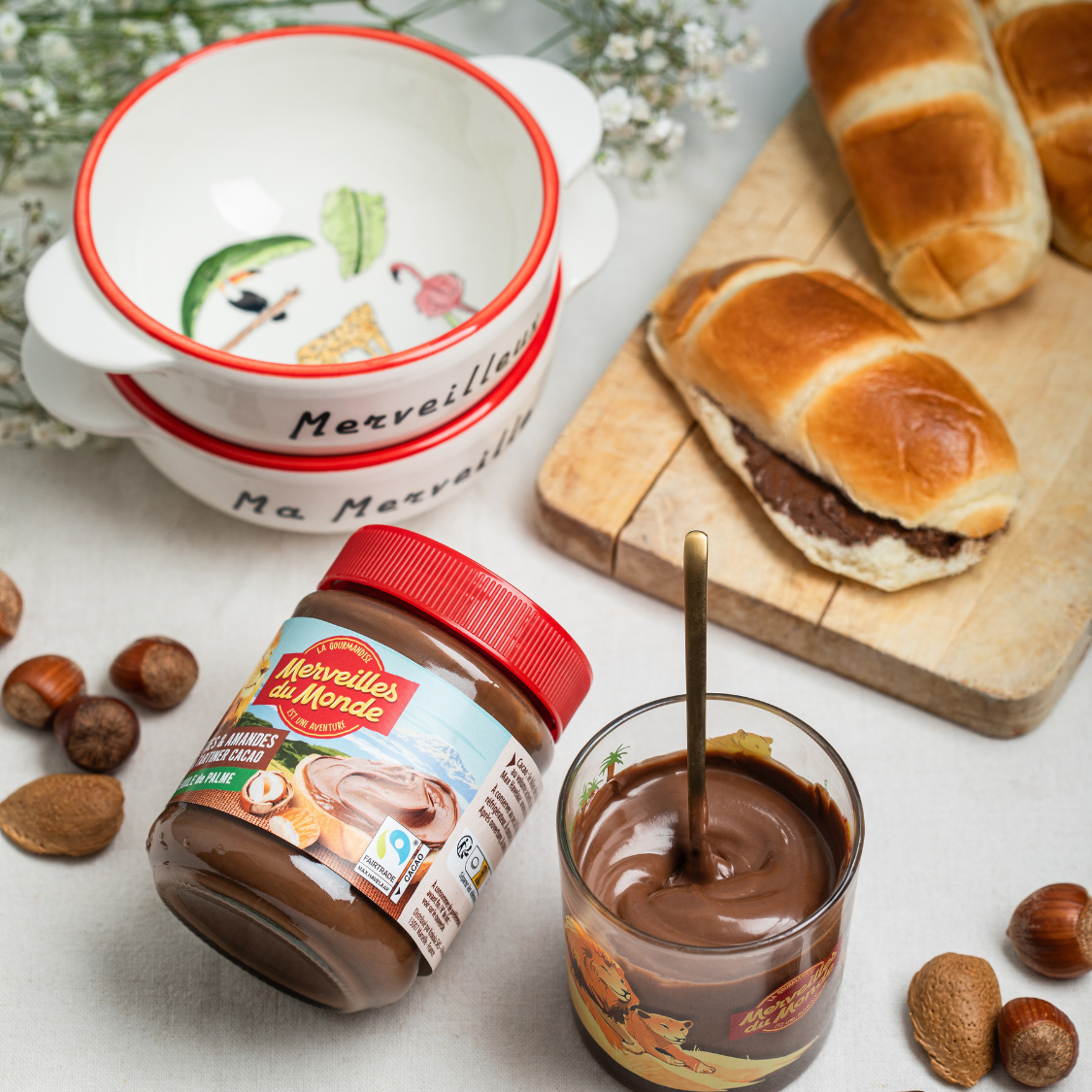 
                  
                    Goûter familial avec de la pâte à tartiner dans des pains au lait
                  
                