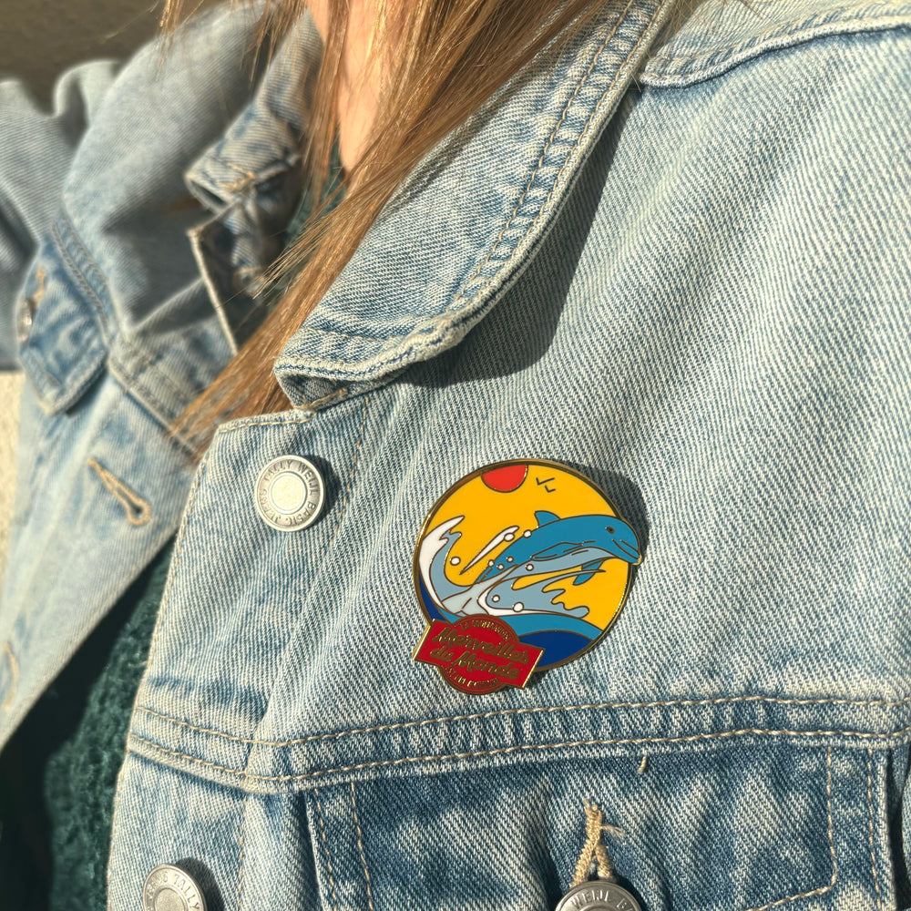 Pin's Merveilles du Monde sur veste en jeans.