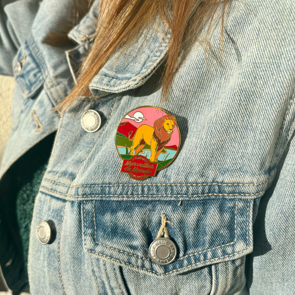 Pin's Merveilles du Monde sur veste en jeans.