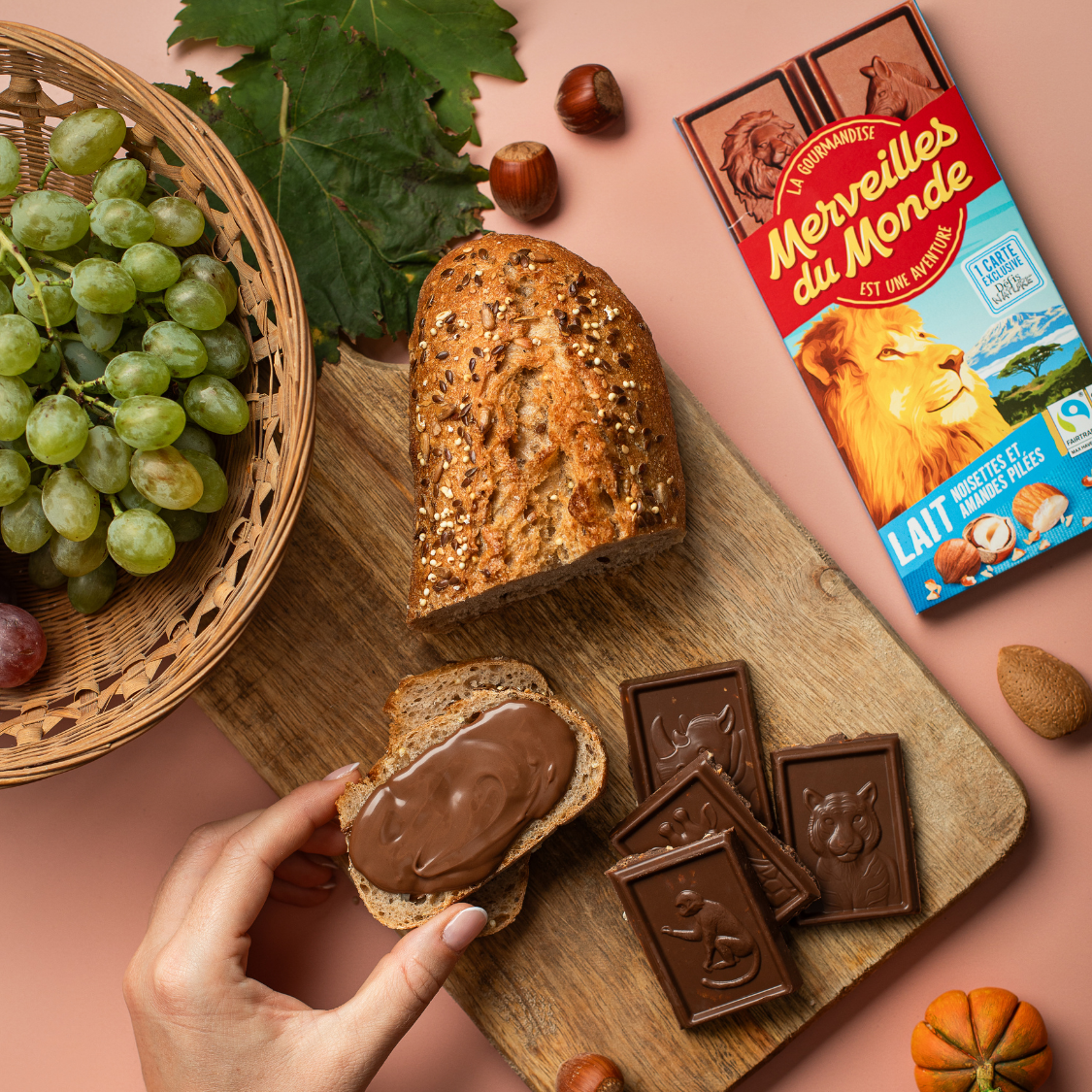 
                  
                    Tablette de chocolat au lait Merveilles du Monde, noisettes et amandes pilées.
                  
                